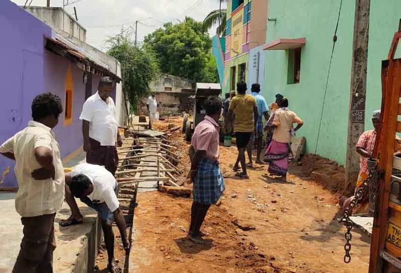 தரமற்ற முறையில் நடக்கும்  கழிவுநீர் கால்வாய் கட்டும் பணி. தடுத்து நிறுத்தி பொதுமக்கள் வாக்குவாதம்