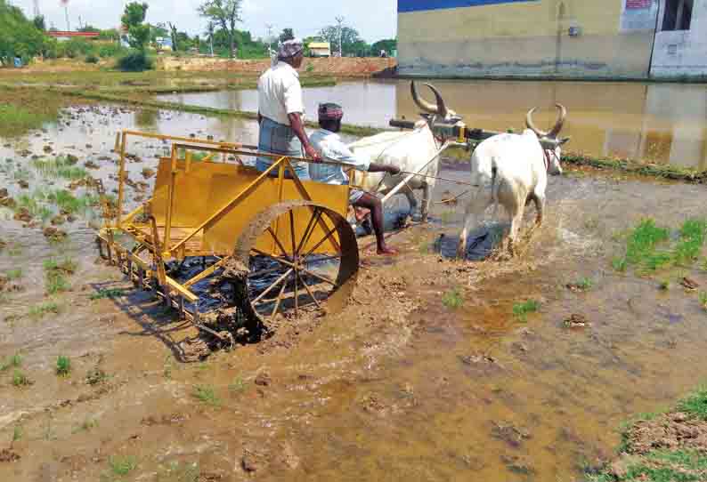 டீசல் விலையை சமாளிக்க ஓய்வு பெற்ற அரசு அதிகாரி வடிவமைத்த புதிய உழவு கருவி - விவசாயிகள் வரவேற்பு