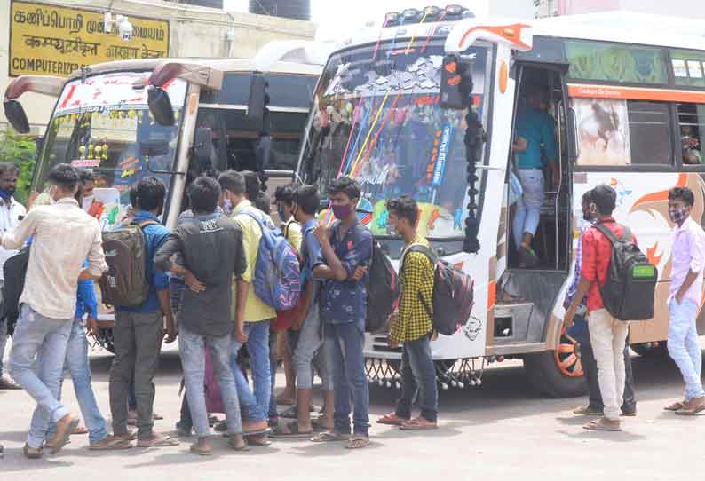 திருப்பூர் ரெயில் நிலையம் முன்பு தயார் நிலையில் நிறுத்தப்பட்டுள்ள வாகனங்கள்