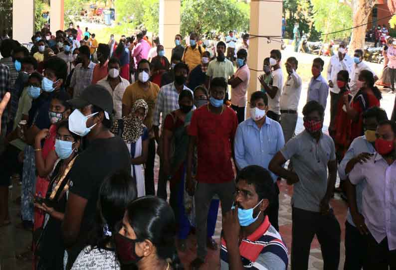 கோவேக்சின் தடுப்பூசி போட மக்கள் குவிந்தனர்