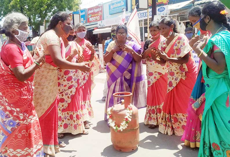 பெட்ரோல், கியாஸ் சிலிண்டர் விலை உயர்வை கண்டித்து ஆர்ப்பாட்டம்