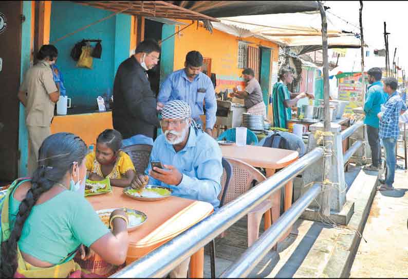 பட்டினப்பாக்கத்தில் நடைபாதையை ஆக்கிரமித்து செயல்படும் ஓட்டல்கள்