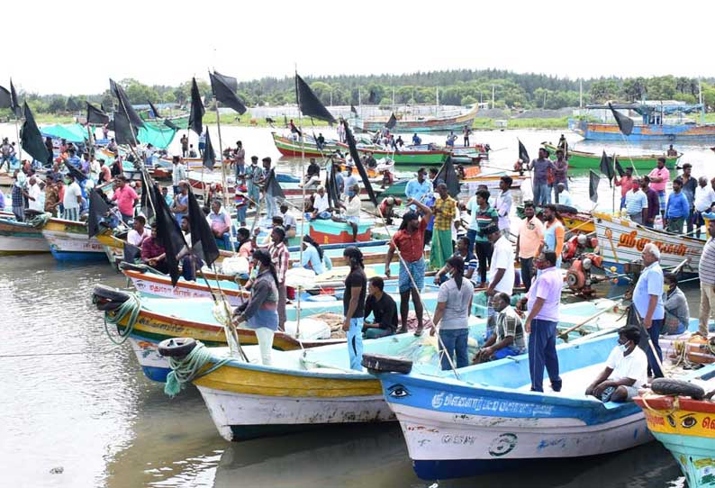 கடலூர் துறைமுகத்தில் படகுகளில் கருப்புக்கொடி கட்டி மீனவர்கள்  போராட்டம் அதிகாரிகளிடம் வாக்குவாதத்தில் ஈடுபட்டதால் பரபரப்பு