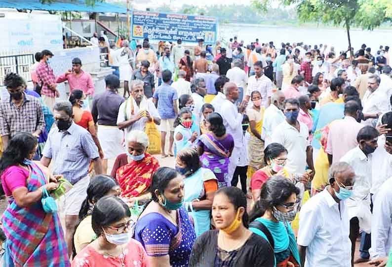 திருச்சி ஸ்ரீரங்கம் அம்மா மண்டபம் படித்துறையில் முன்னோர்களுக்கு தர்ப்பணம் கொடுத்த உறவினர்கள்