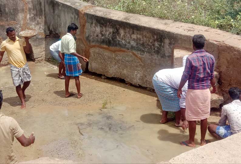 மதகை சீரமைக்காததற்கு எதிர்ப்பு தெரிவித்து நூதன போராட்டம்