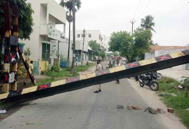 ஈரோடு கே.கே.நகரில் உள்ள ரெயில்வே மேம்பால பாதுகாப்பு இரும்பு கம்பி மீது அரசு பஸ் மோதல்- 6 மணி நேரம் போக்குவரத்து பாதிப்பு