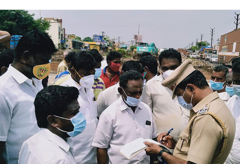 ஓமலூர் அருகே காமலாபுரம் பிரிவு ரோட்டில்  மேம்பாலம் அமைக்கும் பணியை தடுத்து நிறுத்திய பொதுமக்கள்