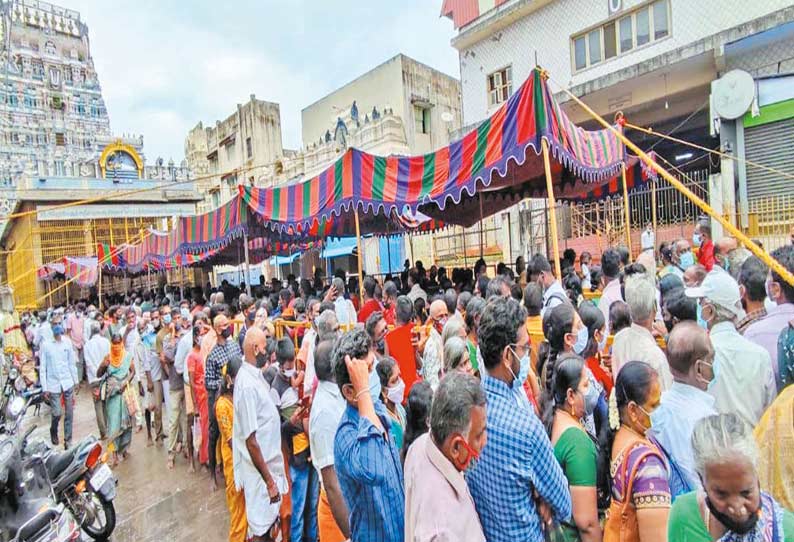 ஆனி அமாவாசையை முன்னிட்டு திருவள்ளூர் வீரராகவ பெருமாள் கோவிலில் பொதுமக்கள் திரண்டனர்; நீண்ட வரிசையில் நின்று சாமி தரிசனம்