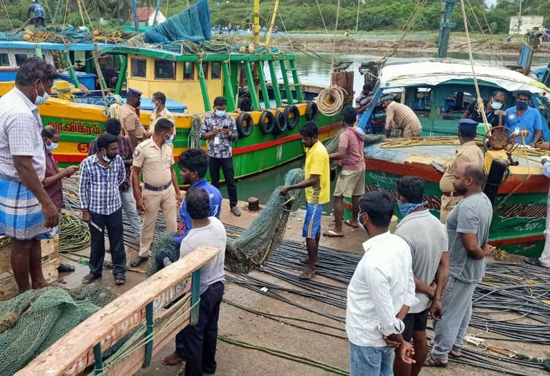 கடலூர் துறைமுகம் அருகே விதிகளை மீறி மீன்படித்த விசைப்படகு வலைகள் பறிமுதல் மீன்வளத்துறை அதிகாரிகள் நடவடிக்கை