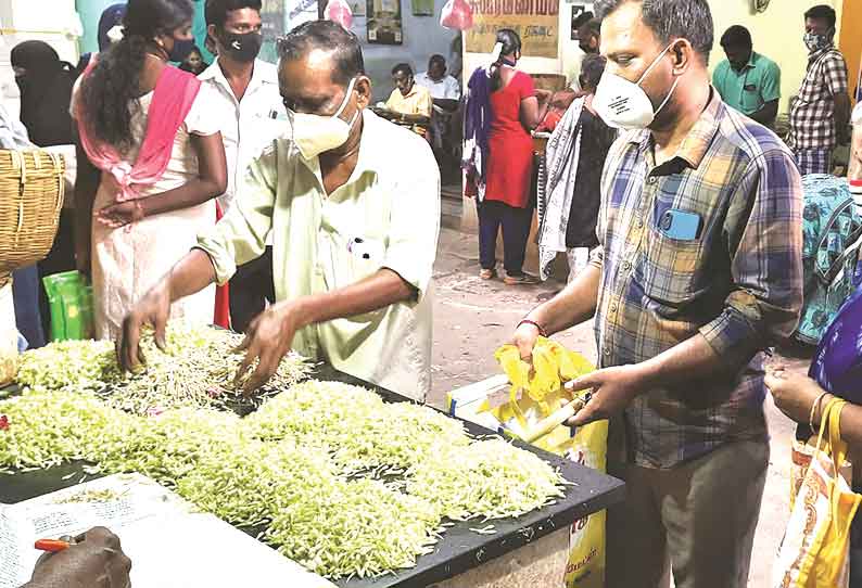 கரூர் மார்க்கெட்டில் நேற்று விறுவிறுப்பாக பூக்கள் ஏலம்