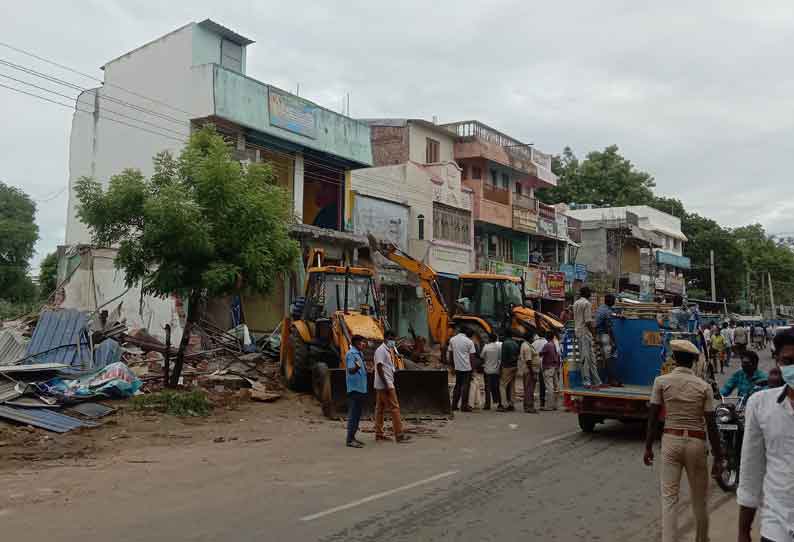 திட்டக்குடியில்  கோவில் குளத்தை ஆக்கிரமித்து கட்டியிருந்த 7 கட்டிடங்கள் இடித்து அகற்றம் 3 பேர் தீக்குளிக்க முயன்றதால் பரபரப்பு