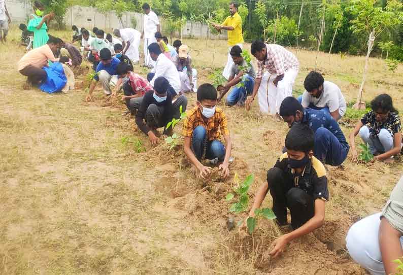 ஆயிரம் மரக்கன்றுகள் நட்டு குறுங்காடு அமைத்த மாணவர்கள்