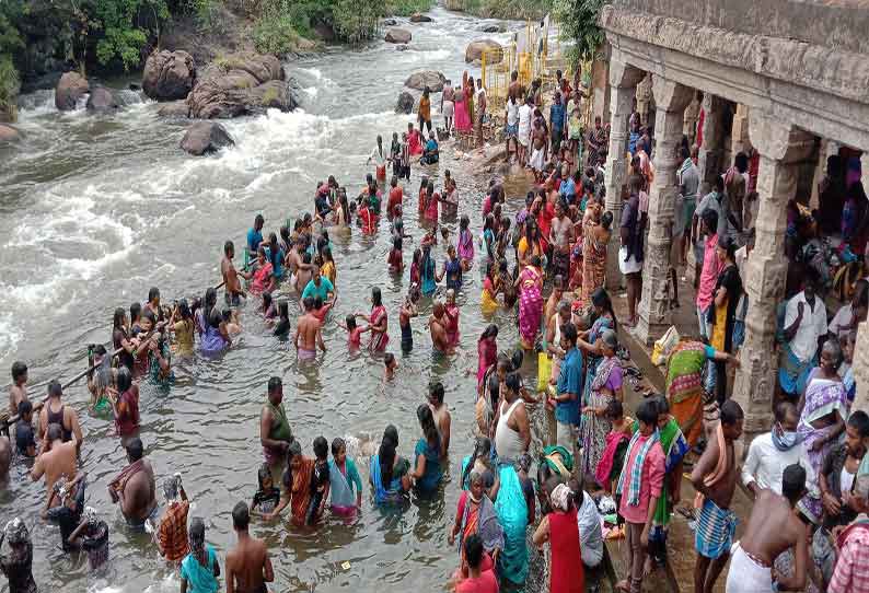 பாபநாசம் தாமிரபரணி ஆற்றில் குவிந்த பொதுமக்கள்