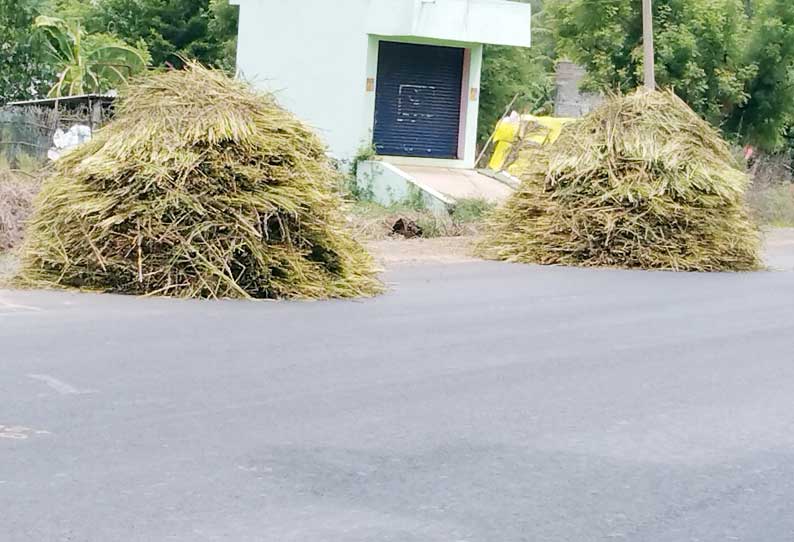 விளை பொருட்களை சாலைகளில் உலர்த்தும் விவசாயிகள்