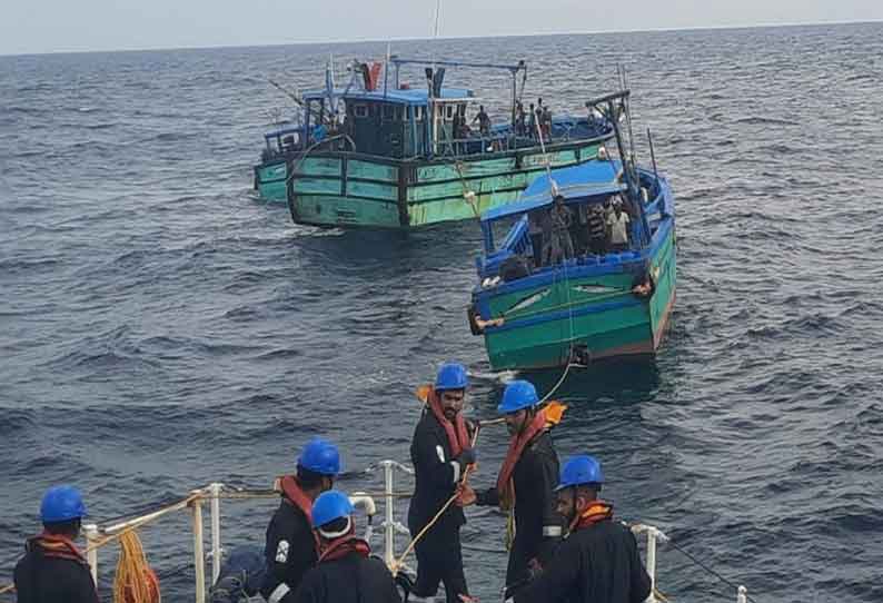 தூத்துக்குடி அருகே நடுக்கடலில் தத்தளித்த 7 மீனவர்கள் மீட்பு