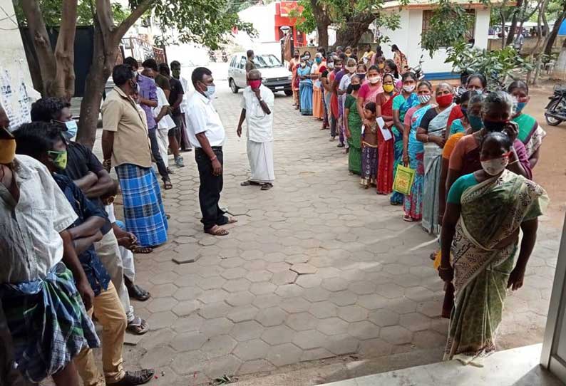 உடுமலையில், ஆதார் அட்டையில் செல்போன் எண்ணை பதிவு செய்வதற்காக  காலை 7 மணிக்கே வந்து காத்திருக்கின்றனர்.