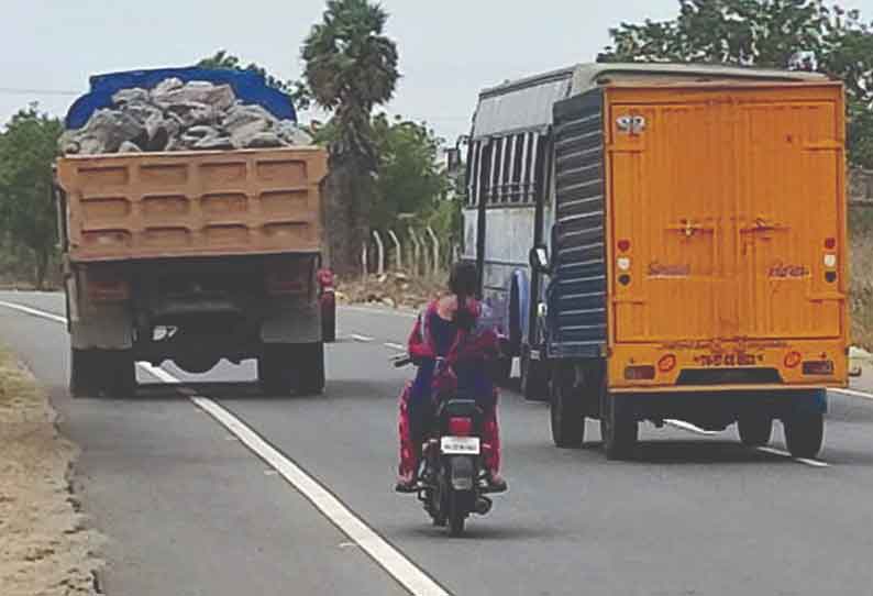 மடத்துக்குளம் பகுதியில் விதிகளை மீறி அதிக பாரம் ஏற்றிச் செல்லும் லாரிகளால் விபத்து கள் ஏற்படும் அபாயம்