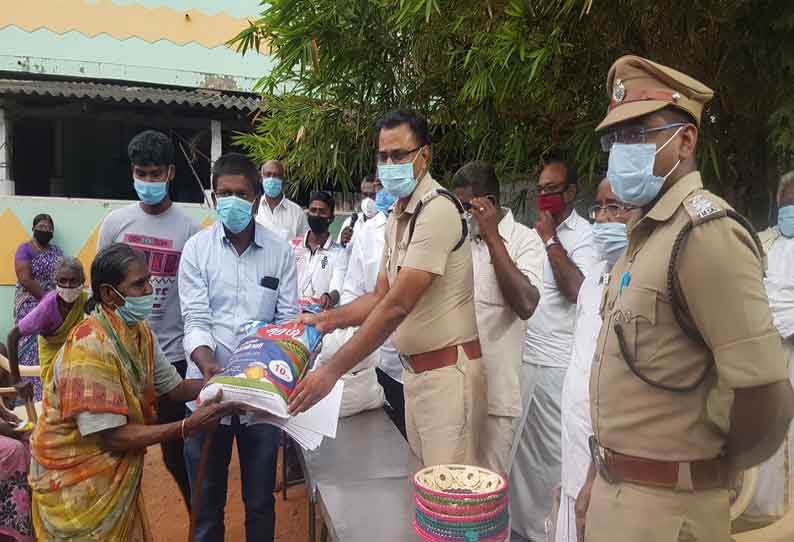 ஏழைகளுக்கு நிவாரண பொருட்கள்; போலீஸ் சூப்பிரண்டு ஜெயக்குமார் வழங்கினார்