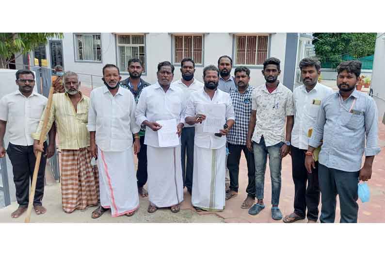 சுடுகாட்டை விரிவுப்படுத்தி தரக்கோரி  கலெக்டர் அலுவலகத்தை முற்றுகையிட்டு கிராம மக்கள் மனு