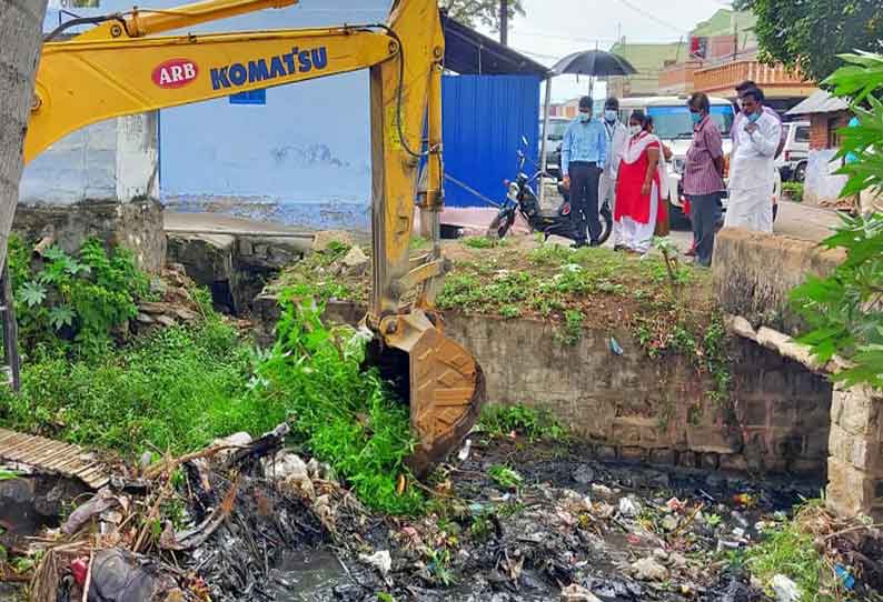 தென்மேற்கு பருவமழையையொட்டி கால்வாய் தூர்வாரும் பணி மும்முரம்