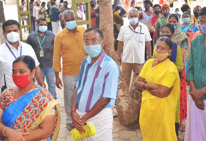 தடுப்பூசி போட நள்ளிரவு முதல்  மையங்களில் காத்திருந்த பொதுமக்கள்