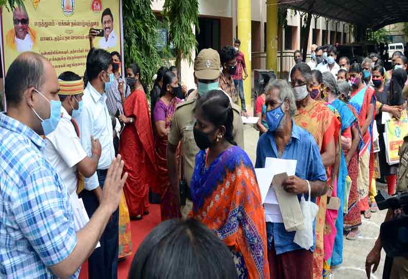 காவிரி ஆற்றில் இருந்து சட்ட விரோதமாக தண்ணீர் எடுப்பவர்கள் மீது நடவடிக்கை- கலெக்டர் அலுவலகத்தில் மனு
