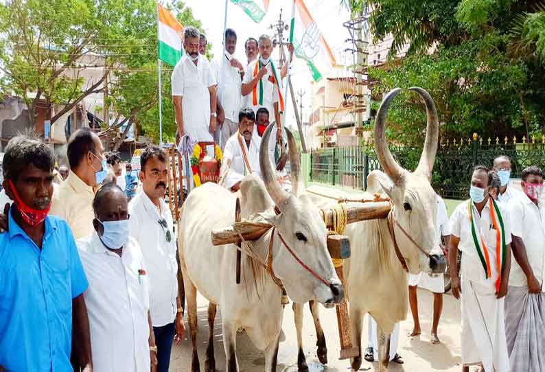 மாட்டு வண்டி ஓட்டிச்சென்று காங்கிரஸ் கட்சியினர் போராட்டம்