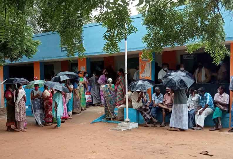 உடுமலையில் கொரோனா தடுப்பூசி போட்டுக்கொள்வதற்கு பொது மக்கள் கூட்டம் அலைமோதியது