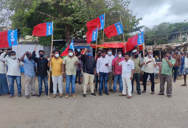 தமிழகத்திற்கு கொரோனா தடுப்பூசிகள் வழங்கக்கோரி இளைஞர் பெருமன்றத்தினர் ஆர்ப்பாட்டம்