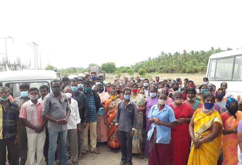 குடிமங்கலம் அருகே பணபலன்கள் கேட்டு நூற்பாலை தொழிலாளர்கள் போராட்டத்தில் ஈடுபட்டதால் பரபரப்பு ஏற்பட்டது.