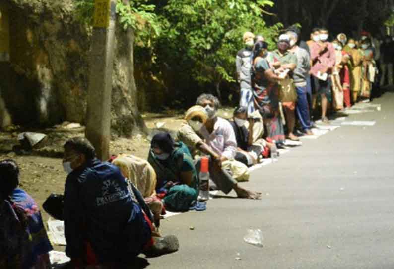 மையங்களில் விடிய விடிய காத்திருந்தும் தடுப்பூசி கிடைக்காததால் பொதுமக்கள் போராட்டம்