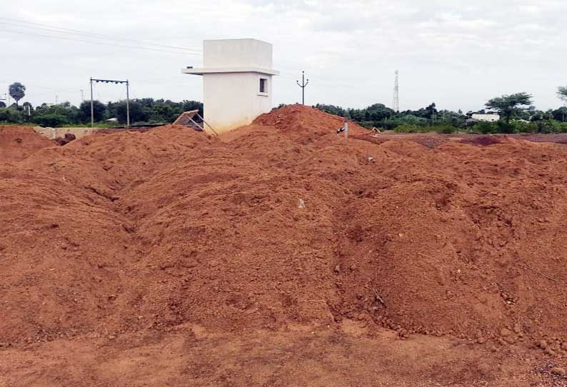 ஆறு, ஓடைகளில் இருந்து மணல் அள்ளி வந்து குவிப்பு; வெல்டிங் பட்டறை உரிமையாளர் கைது