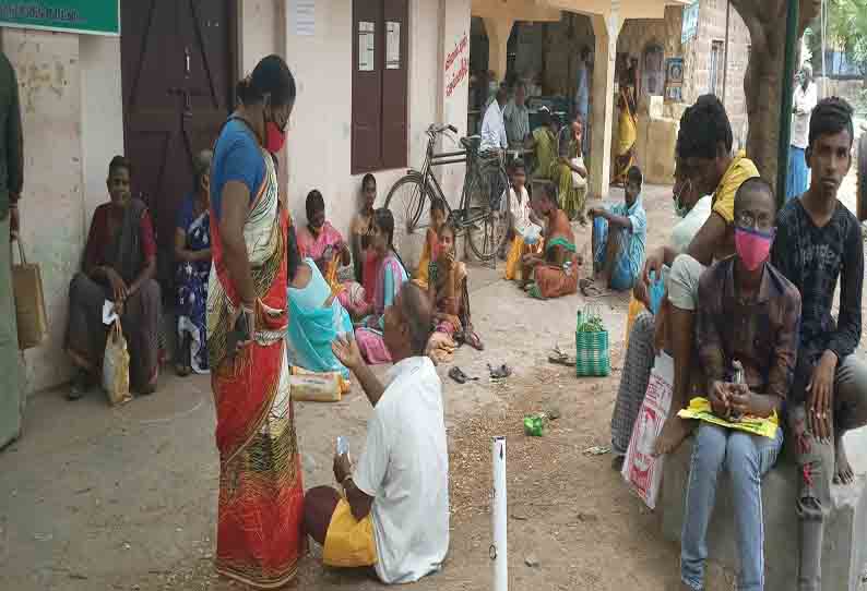 ஆதார் சேவை மையத்தில் திருத்தம் செய்ய காத்திருக்கும் மக்கள்