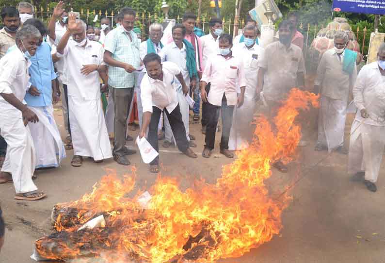 மேகதாது அணை கட்ட எதிர்ப்பு தெரிவித்து தஞ்சை மாவட்டத்தில், 19 இடங்களில் எடியூரப்பா உருவ பொம்மை எரிப்பு காவிரி உரிமை மீட்புக்குழுவினர் 78 பேர் கைது