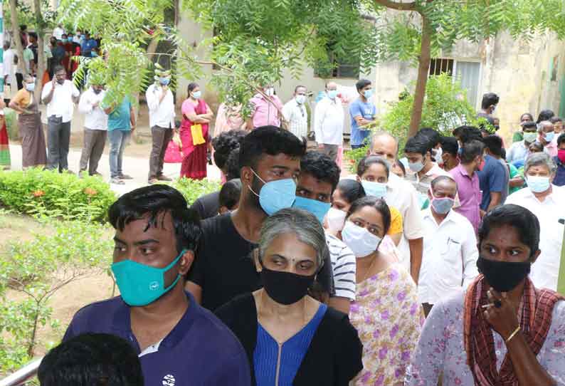 கடலூர் அரசு மருத்துவமனையில், ஒரு வாரத்திற்கு பிறகு கோவாக்சின் தடுப்பூசி போடுவதற்காக நீண்ட வரிசையில் காத்திருந்த பொதுமக்கள் 2-வது தவணை மட்டும் செலுத்தப்பட்டது