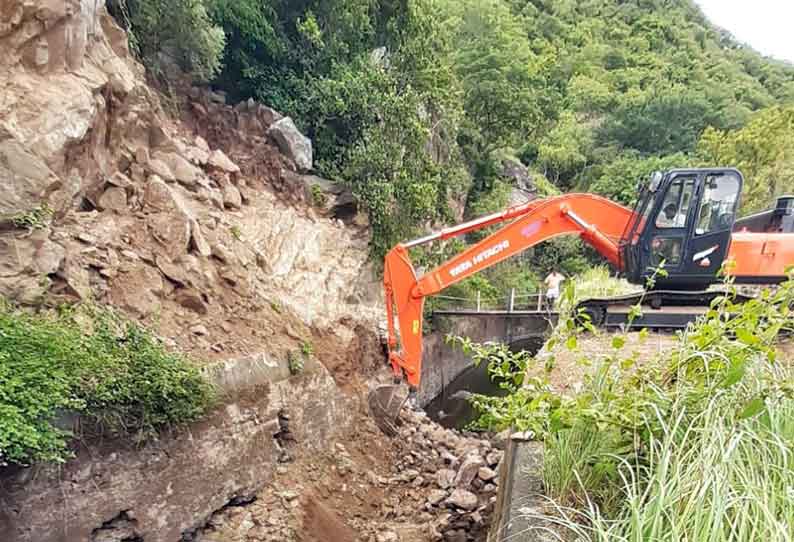 பலத்த மழை காரணமாக காண்டூர் கால்வாயில் மண்சரிவு