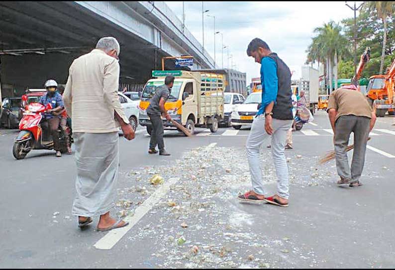 வண்டலூர் பூங்கா எதிரே லாரிகள் மோதல்; பாட்டில்கள் உடைந்து சிதறியதால் போக்குவரத்து பாதிப்பு