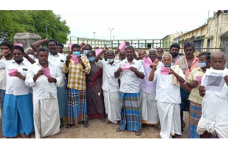 தேசூர் ஒழுங்குமுறை விற்பனை கூடத்தை பூட்டி  விவசாயிகள் போராட்டம்