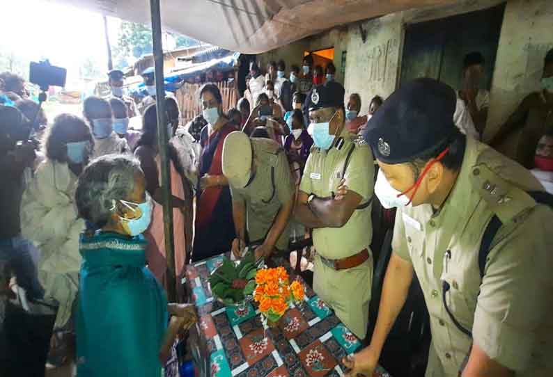 கொட்டும் மழையில் ஆதிவாசி மக்களிடம் கோவை சரக டி.ஐ.ஜி. குறைகேட்பு