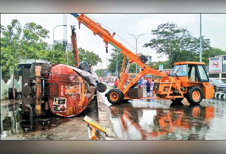 தடுப்புச்சுவரில் மோதி டேங்கர் லாரி கவிழ்ந்ததால் சாலையில் கச்சா எண்ணெய் ஆறாக ஓடியது போக்குவரத்து பாதிப்பு