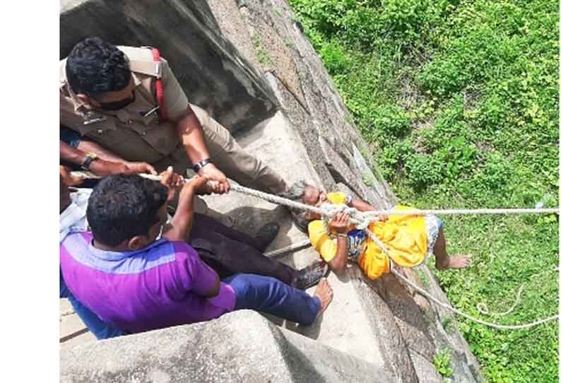 வேலூர் கோட்டை சுற்றுச்சுவரில் இருந்து குதித்து மூதாட்டி தற்கொலை முயற்சி