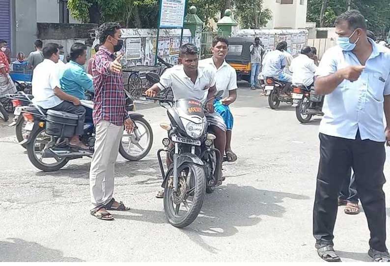 முக கவசம் அணியாமல் வந்தவர்களுக்கு அபராதம்