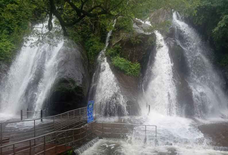 குற்றாலம் அருவிகளில் ஆர்ப்பரிக்கும் தண்ணீர்