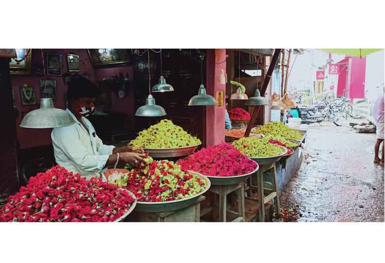 திருவண்ணாமலையில் மக்கள் கூட்டமின்றி வெறிச்சோடிய பூ மார்க்கெட்