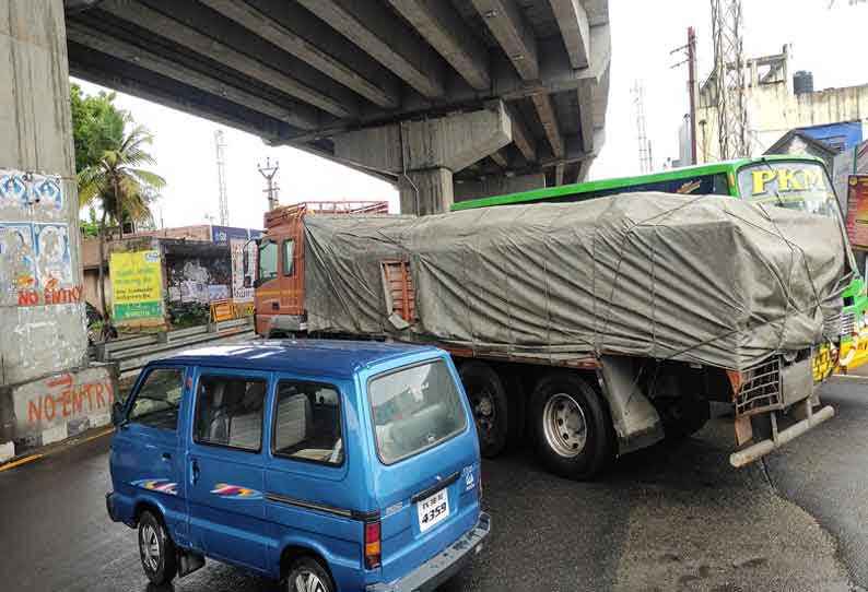 விதிகளை மீறும் வாகனங்களால் போக்குவரத்து நெரிசல்