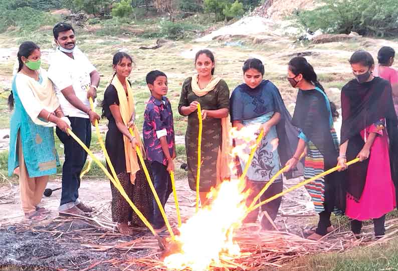 ஆடி மாத பிறப்பையொட்டி தேங்காய் சுட்டு கொண்டாட்டம்