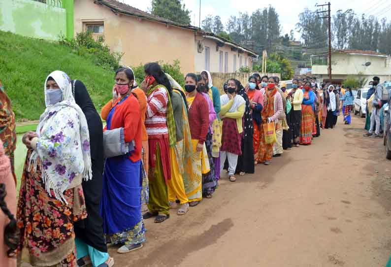 ஊட்டியில் கொரோனா தடுப்பூசி செலுத்த அலைமோதிய கூட்டம்