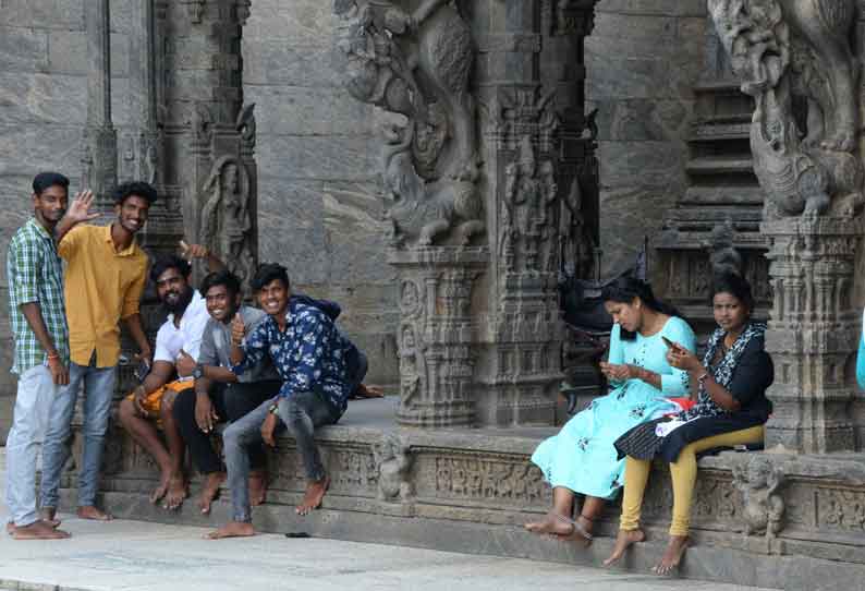 முககவசத்தை அலட்சியம் செய்யும் பொதுமக்கள்