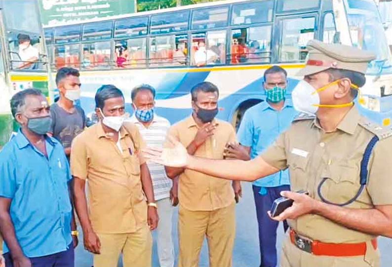 காஞ்சீபுரம் பஸ் நிலையத்தில் பொதுமக்களுக்கு முக கவசம் வழங்கிய துணை போலீஸ் சூப்பிரண்டு