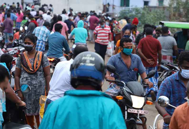 மீன் வாங்க குவிந்த பொதுமக்கள்